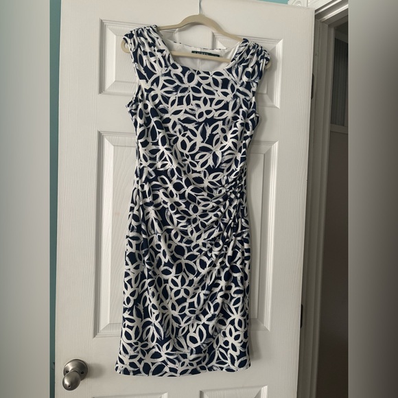 Lauren-Ralph Lauren Chic Navy and White Patterned Sleeveless Dress EUC size 10 - Picture 4 of 4
